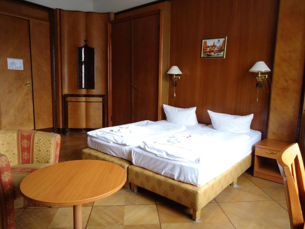 Postel nebo postele na pokoji v ubytování Hotel Aster an der Messe