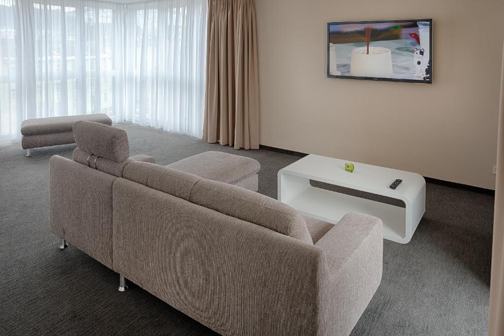 Televiisor ja/või meelelahutuskeskus majutusasutuses MARA Hotel