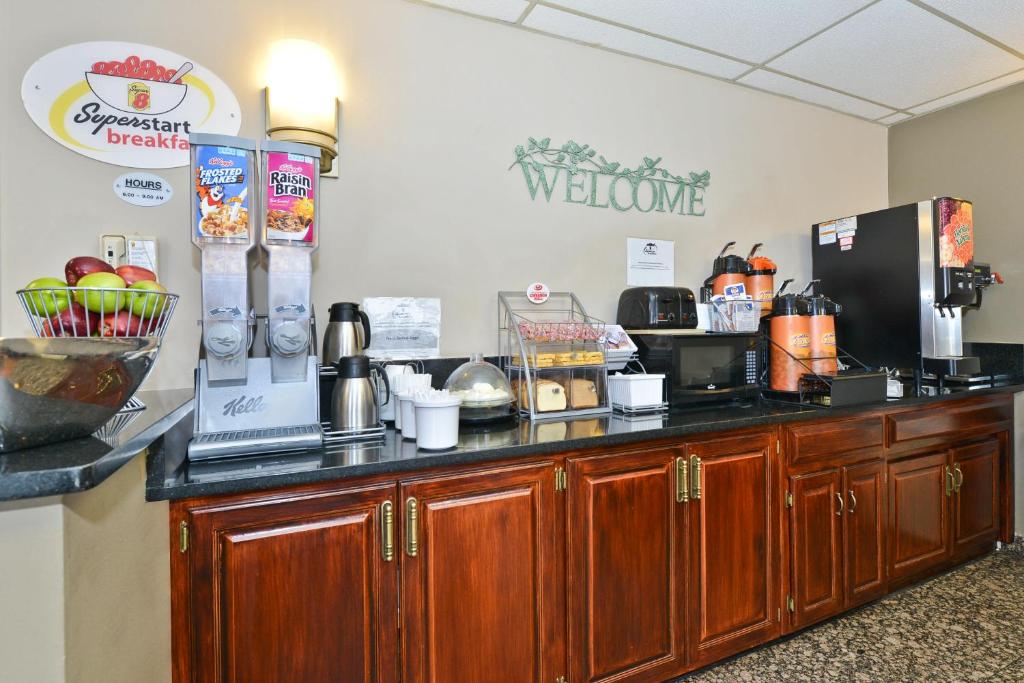 Příslušenství pro přípravu čaje a kávy v ubytování Super 8 by Wyndham Bridgeview/Chicago Area
