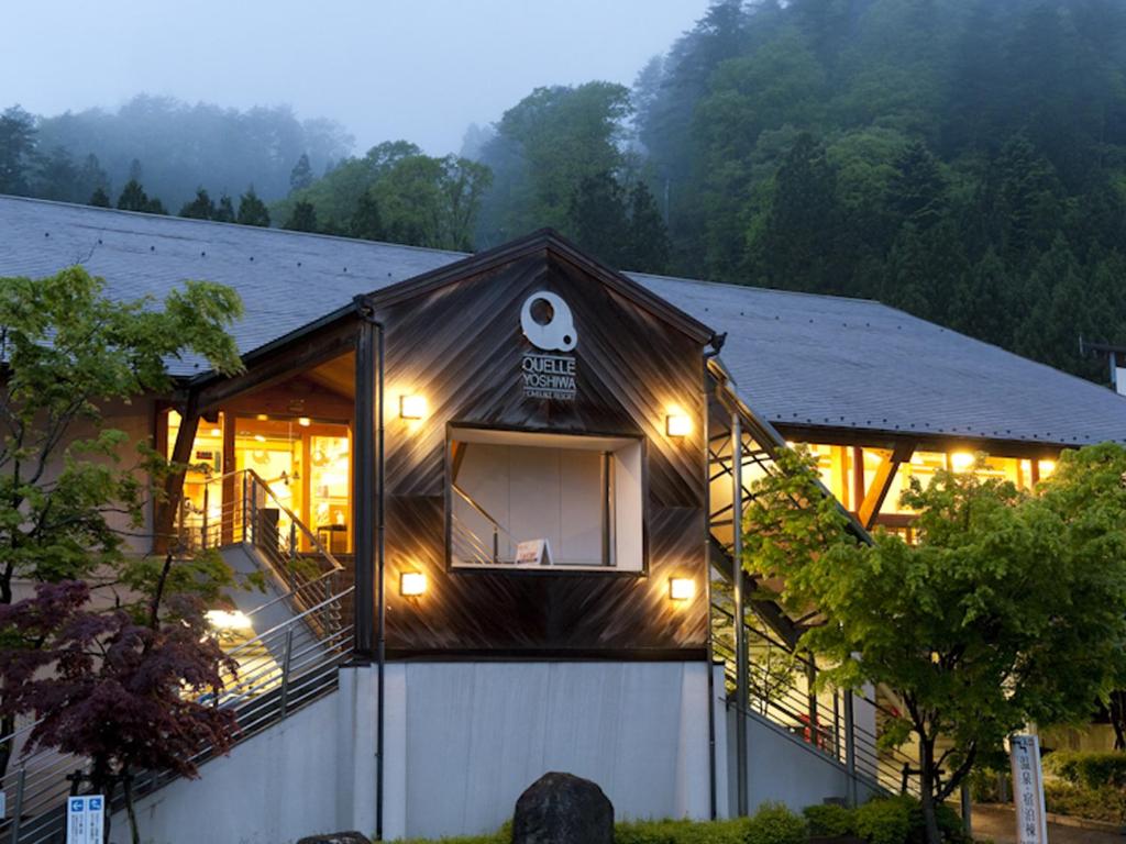 Una casa con luces en el costado. en Megahira Onsen Quelle Yoshiwa en Hatsukaichi