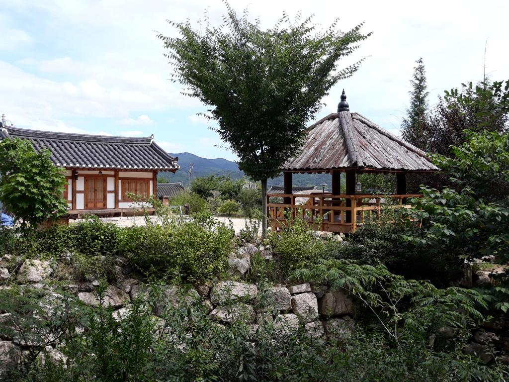um edifício com um gazebo num jardim em Namuae Moon em Gyeongju
