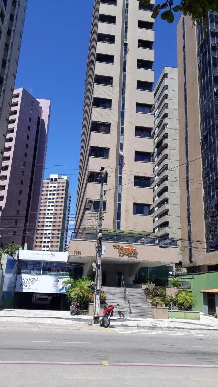 una calle de la ciudad con edificios altos y un autobús en Flat A beira mar, en Fortaleza