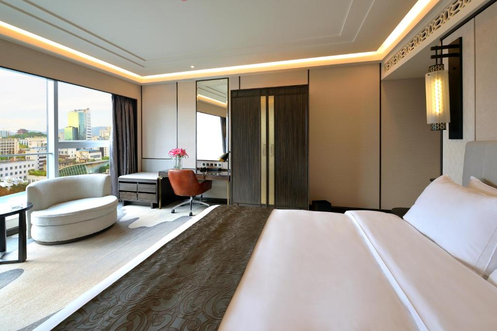 Postel nebo postele na pokoji v ubytování Fuzhou Lakeside Hotel