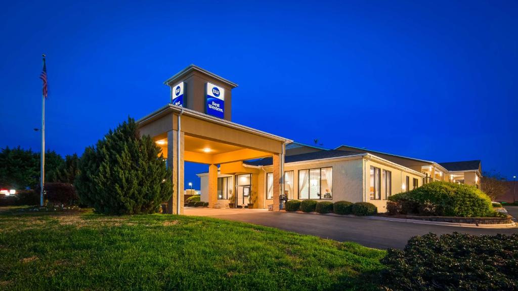 un edificio con una torre de reloj encima en Best Western Inn & Suites Monroe, en Monroe