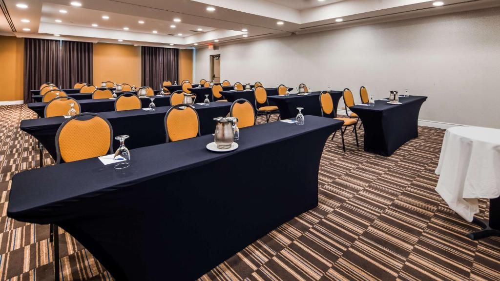 Best Western Premier Toronto Airport Carlingview Hotel - Resim 18