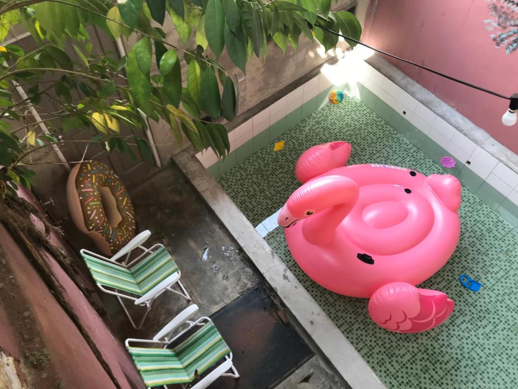 ein rosa Spielzeugschwein auf dem Boden eines Zimmers in der Unterkunft Check In Lodge in Kuching