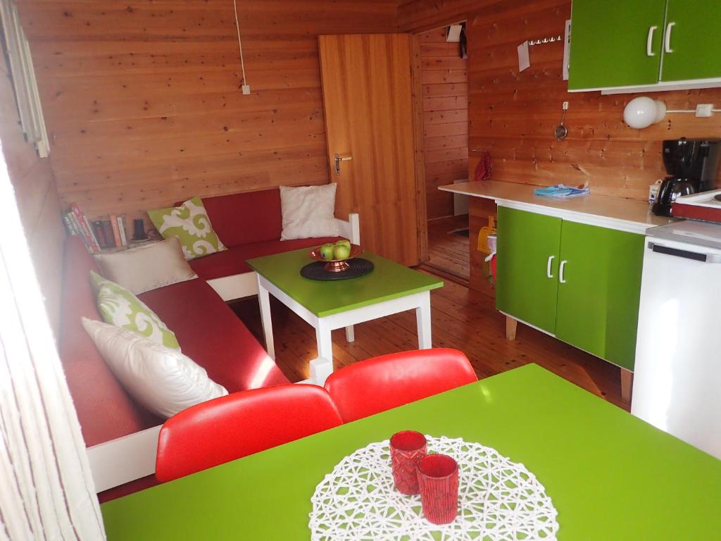 a living room with a red couch and a table at Hodalen Fjellstue in Tolga