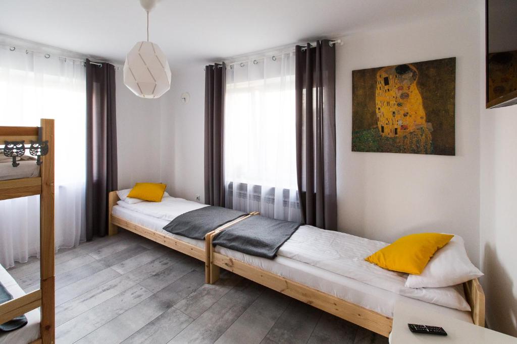 1 dormitorio con 2 camas en una habitación en Na Kwiatkowskiego en Sandomierz