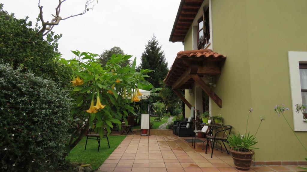 a courtyard of a house with chairs and plants at Casa Nueva Carmen in Pendueles
