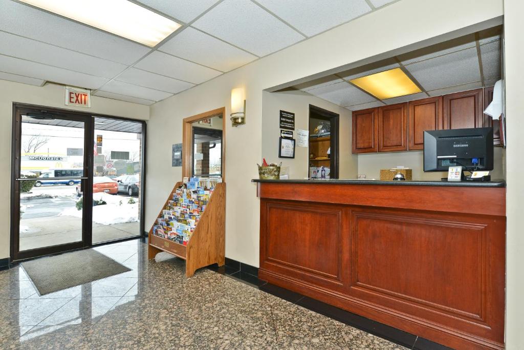 Kuchyň nebo kuchyňský kout v ubytování Super 8 by Wyndham Bridgeview/Chicago Area