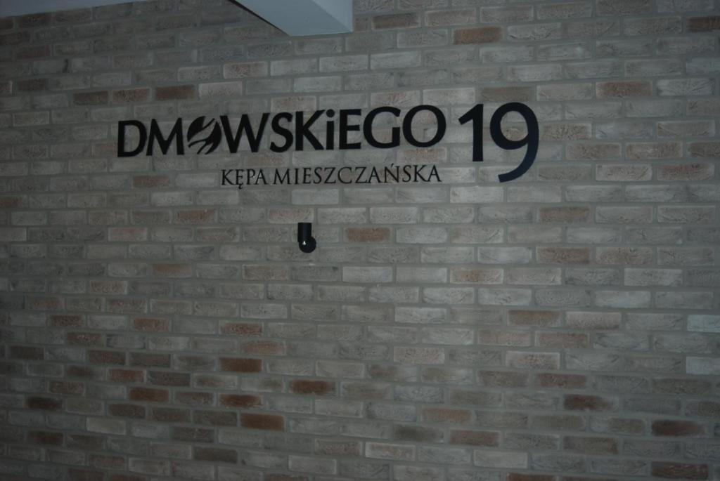 ヴロツワフにあるWrocław APARTAMENTY KĘPA MIESZCZAŃSKAの煉瓦壁の看板