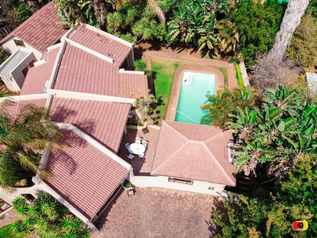 una vista aérea de una casa con piscina en Echo Garden Guesthouse, en Rustenburg