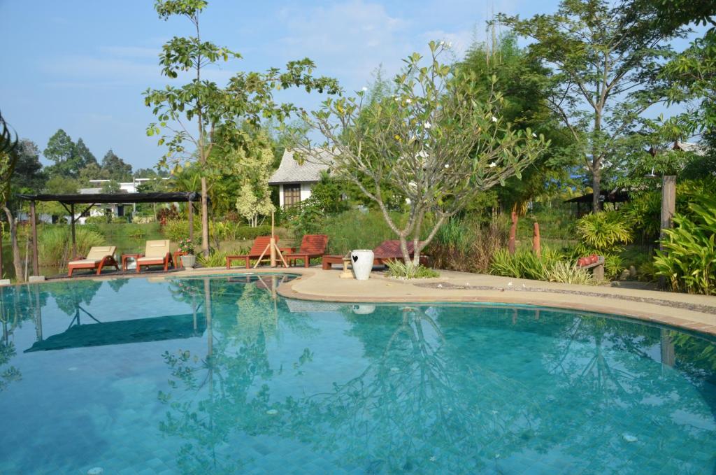 Bazén v ubytování Baan Chai Thung Resort nebo v jeho okolí
