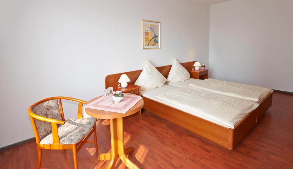 Postel nebo postele na pokoji v ubytování Alpha Apparthotel leipzig-Rötha