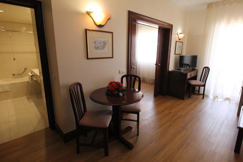 TV a/nebo společenská místnost v ubytování Suite Hotel Jardins Da Ajuda