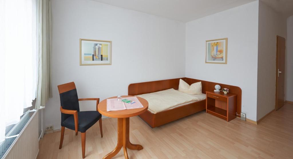 Postel nebo postele na pokoji v ubytování Alpha Apparthotel leipzig-Rötha
