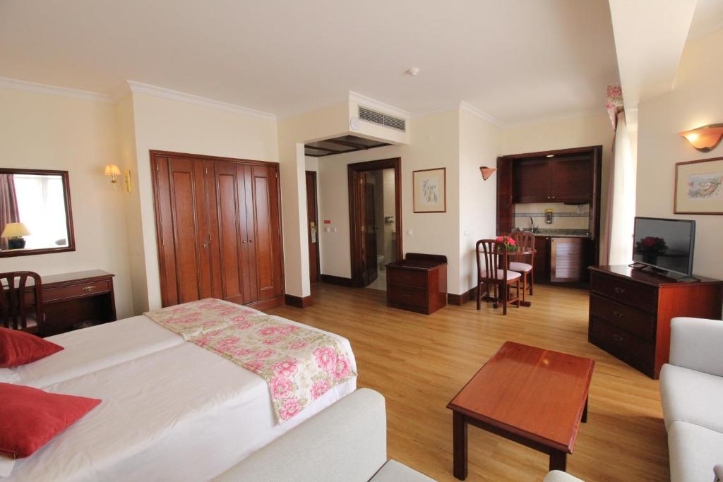TV a/nebo společenská místnost v ubytování Suite Hotel Jardins Da Ajuda