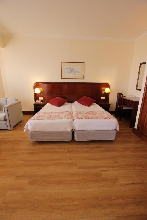 Postel nebo postele na pokoji v ubytování Suite Hotel Jardins Da Ajuda