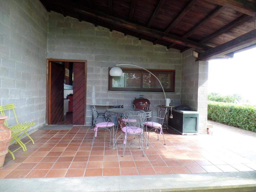 Patio lub wspólna przestrzeń na świeżym powietrzu w obiekcie Poggiolindo B&B