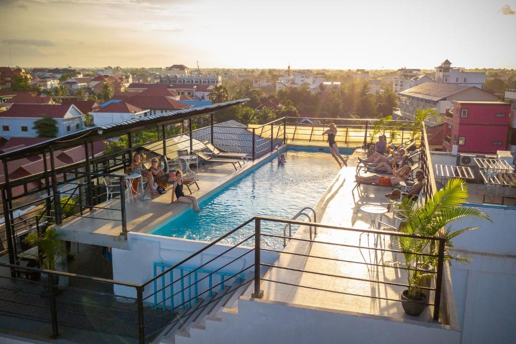 un grupo de personas sentadas en una piscina en Onederz Siem Reap, en Siem Reap