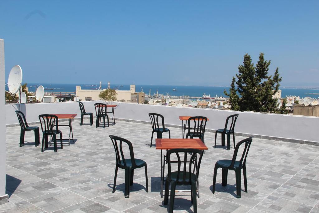 un grupo de mesas y sillas en un techo en Apartments With Sea View, en Haifa