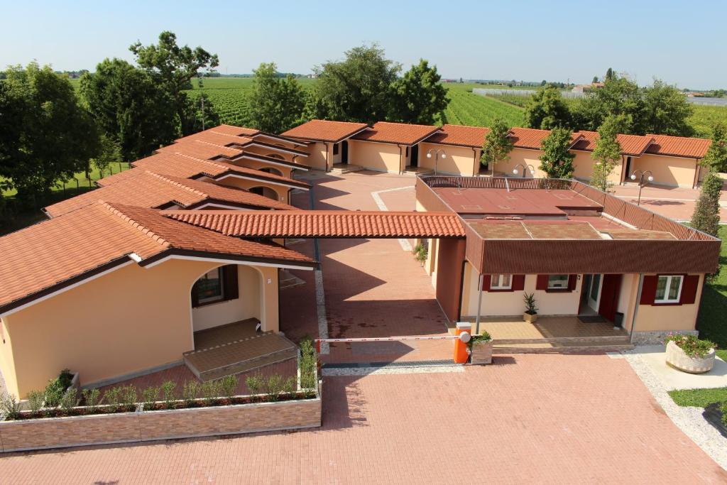 una vista aérea de una fila de casas con techos rojos en Villaggio Olmè, en Cessalto
