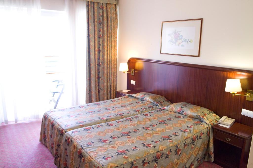 Postel nebo postele na pokoji v ubytování Suite Hotel Jardins Da Ajuda