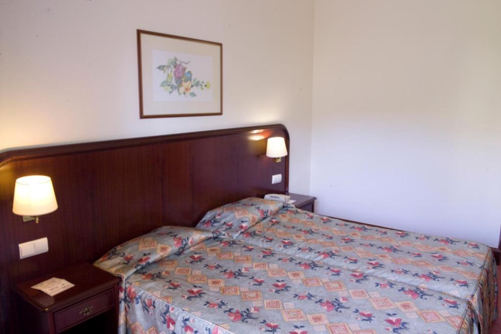 Postel nebo postele na pokoji v ubytování Suite Hotel Jardins Da Ajuda