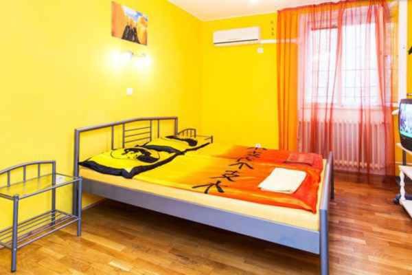ブダペストにあるCentralComfortBDPSTの黄色い部屋のベッドルーム1室