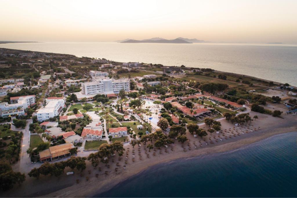 een luchtzicht op een resort op het strand bij Atlantis Hotel in Kos-stad