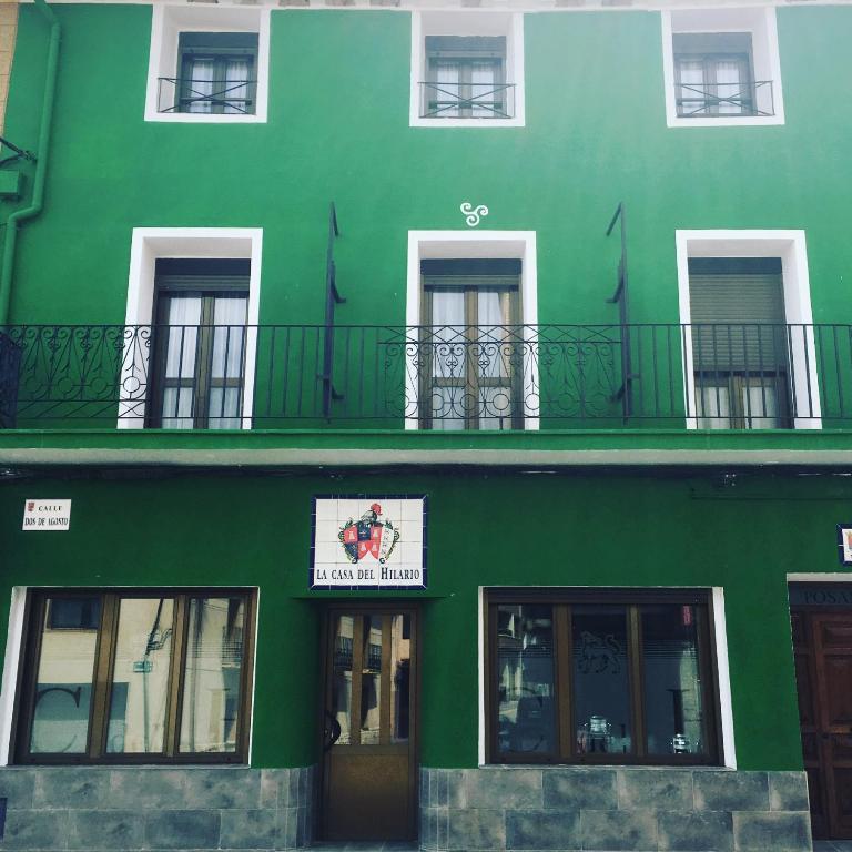 ein grünes Gebäude mit einem Schild davor in der Unterkunft La Casa del Hilario in Milagro