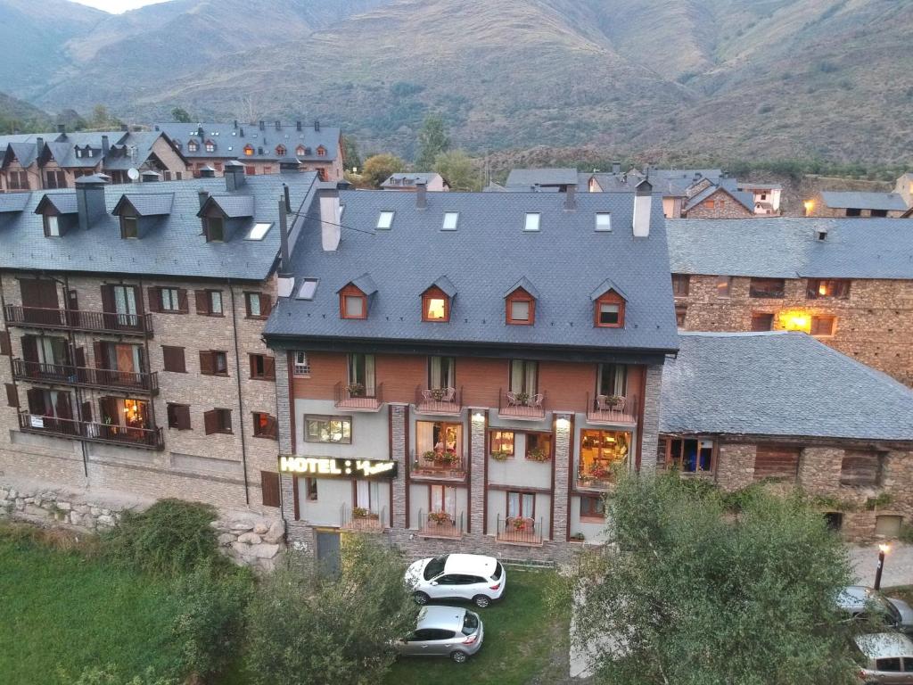 Nespecifikovaný výhled na hory nebo výhled na hory při pohledu z hotelu