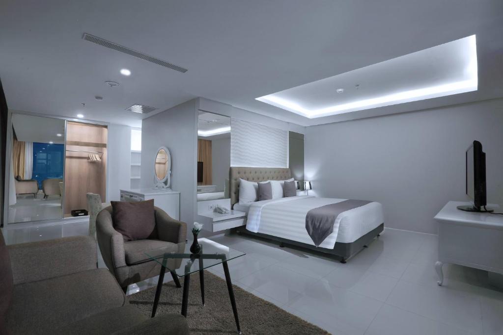 Postel nebo postele na pokoji v ubytování Hotel Neo Gajah Mada Pontianak by ASTON