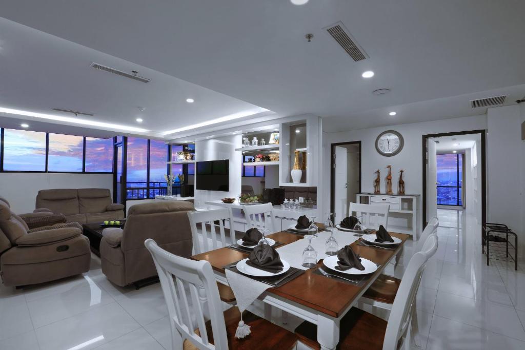 TV a/nebo společenská místnost v ubytování Hotel Neo Gajah Mada Pontianak by ASTON
