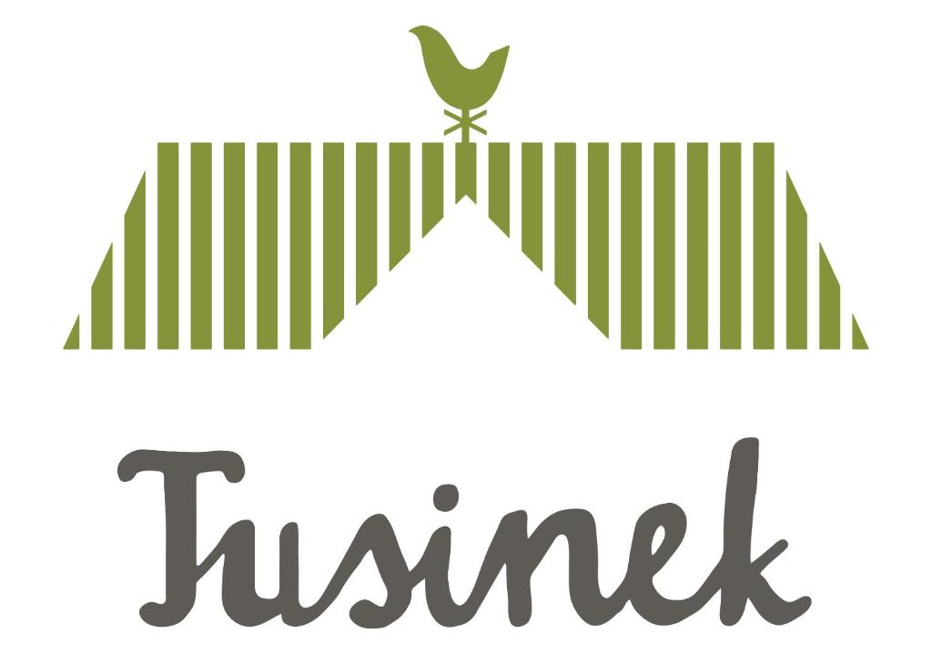 a bird sitting on top of a hamper with the word turkey at Zajazd Tusinek Grzegorz Winiarek in Rozogi