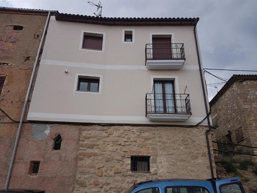 un edificio con 2 balcones en un lateral en Cal Antonio, en Tudela del Segre