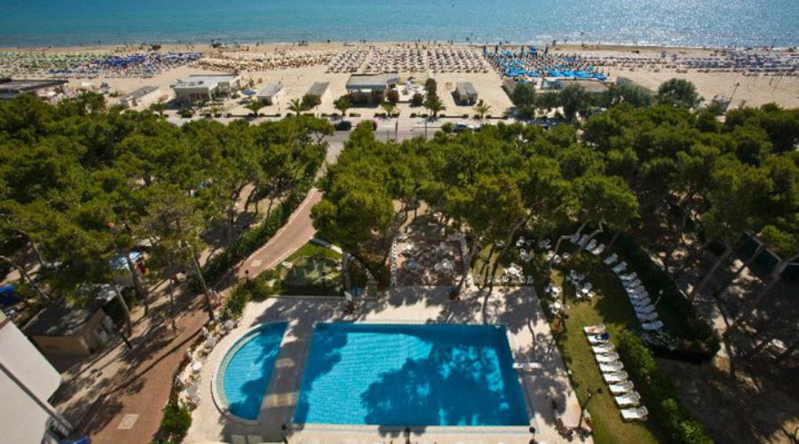 Bazén v ubytování Hotel Parco Dei Principi nebo v jeho okolí