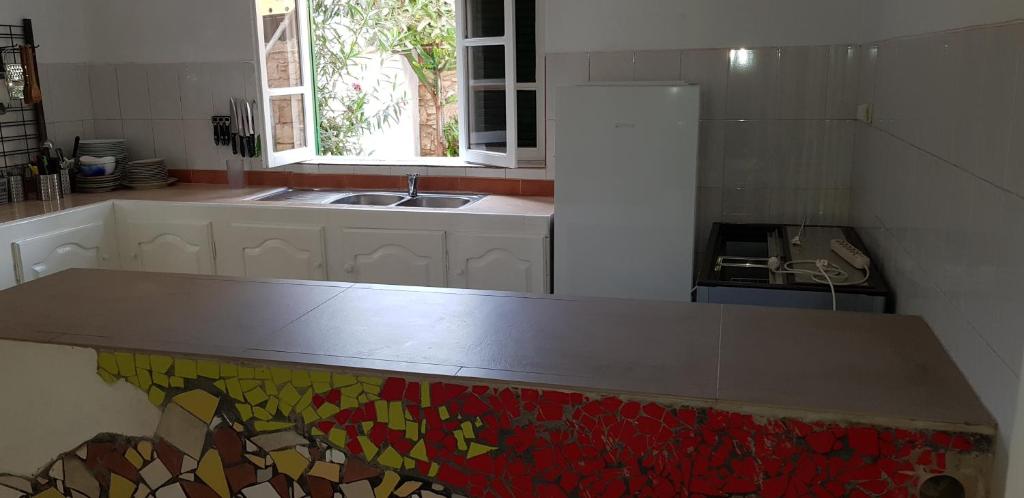 Kuchyň nebo kuchyňský kout v ubytování Surf House Hostel