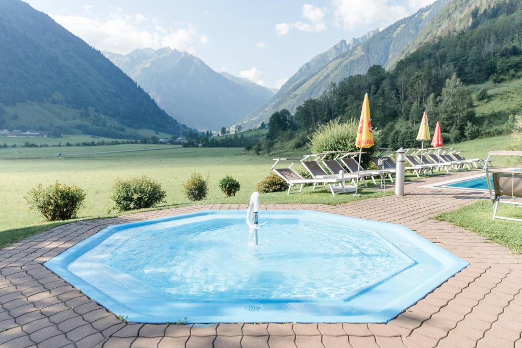 Nespecifikovaný výhled na hory nebo výhled na hory při pohledu z hotelu