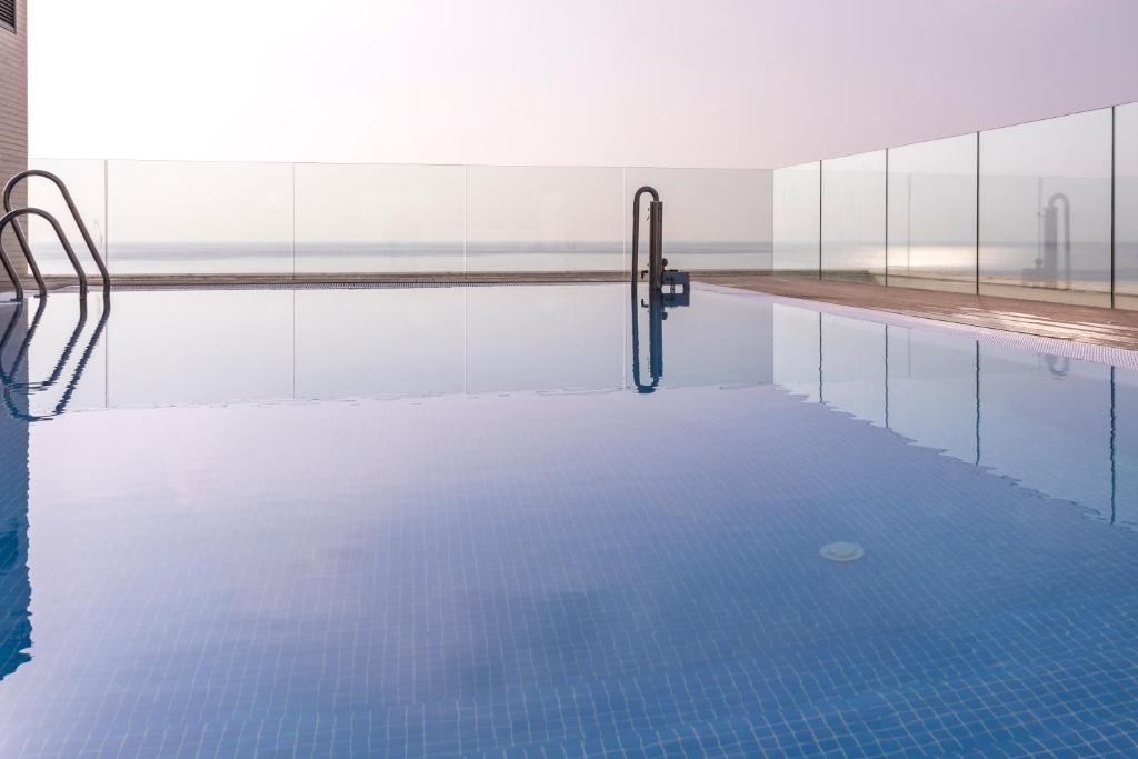 Bazén v ubytovaní Pacifico Beach Apartment in Malaga by Solaga Holiday Homes alebo v jeho blízkosti
