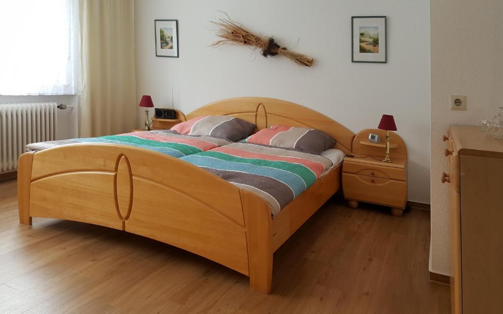 アーヘンにあるFerienhaus "Auberge Jolie"の木製ベッド1台(枕2つ付)