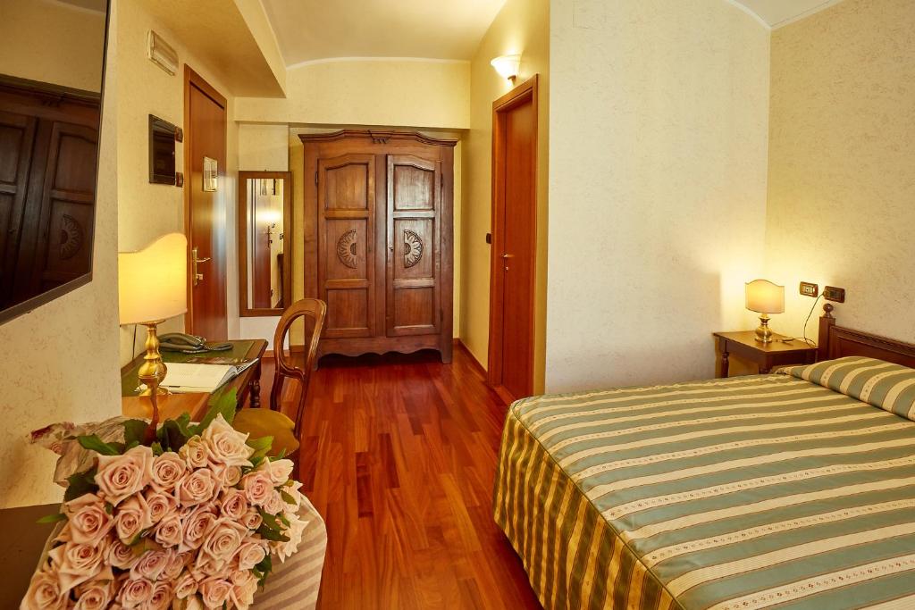 Postel nebo postele na pokoji v ubytování Liberty Hotel