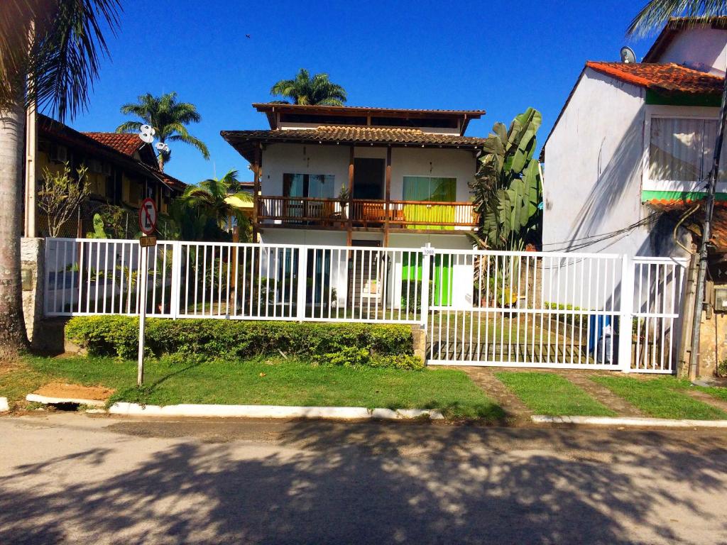 una cerca blanca frente a una casa en Flats Paraty, en Paraty