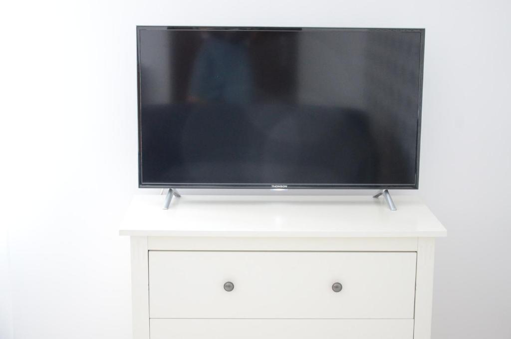 Televízia a/alebo spoločenská miestnosť v ubytovaní Multi Apartment Łąkowa 18/13