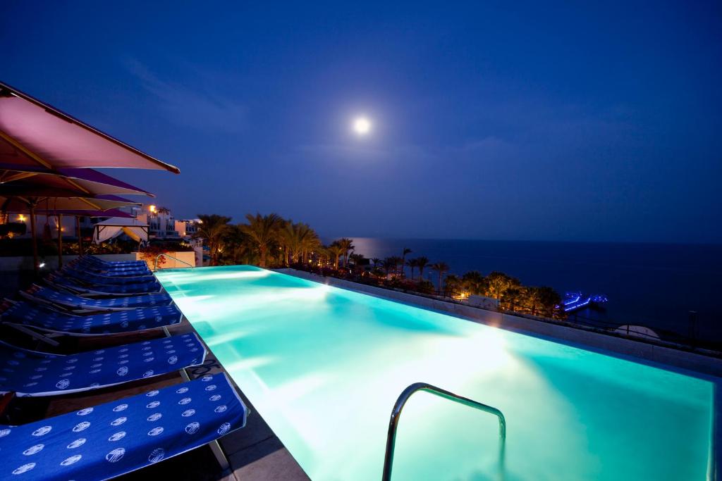 Bazén v ubytování Grand Rotana Resort & Spa nebo v jeho okolí