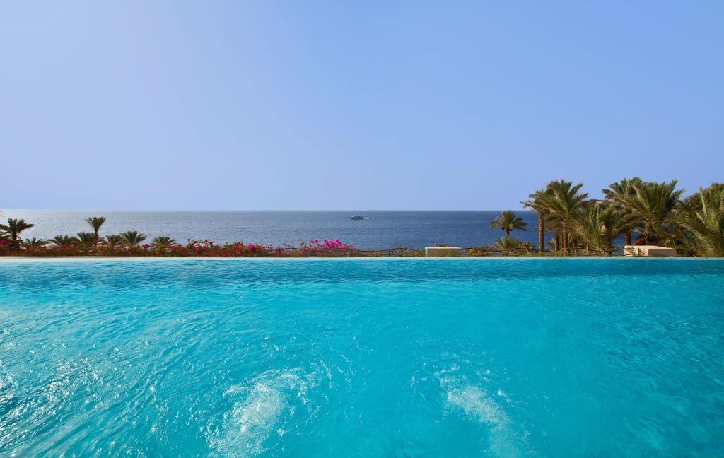 Bazén v ubytování Grand Rotana Resort & Spa nebo v jeho okolí