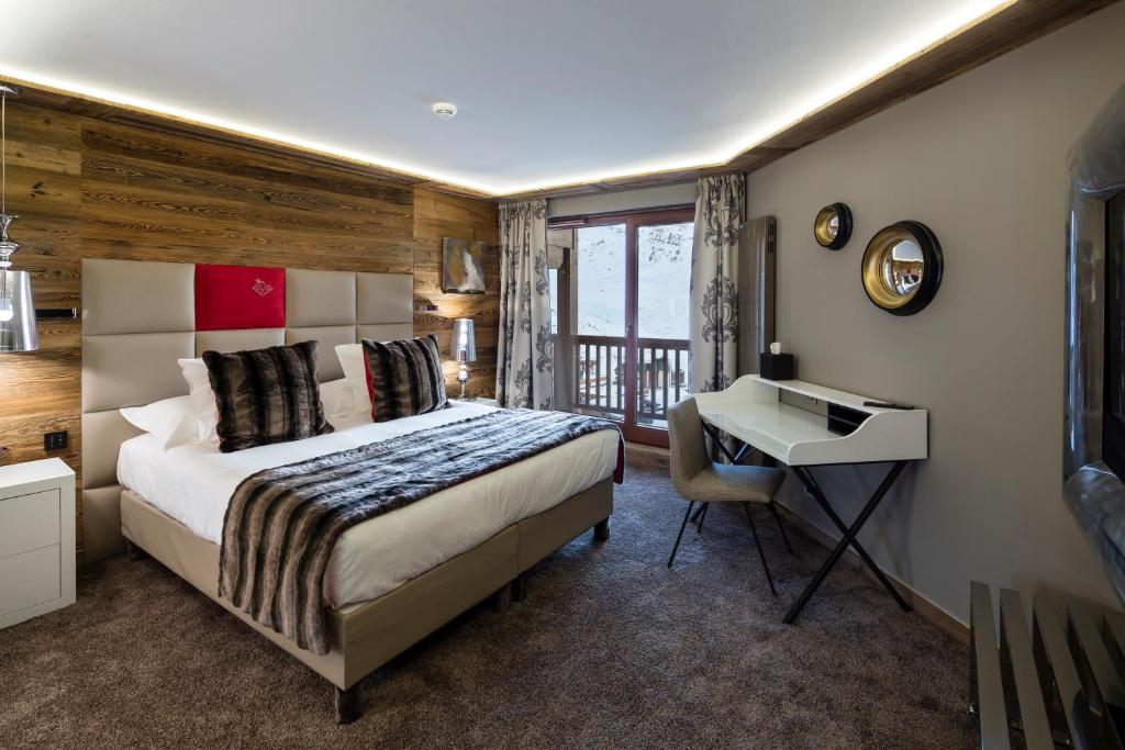 Postel nebo postele na pokoji v ubytování Hôtel Koh-I Nor by Les Etincelles