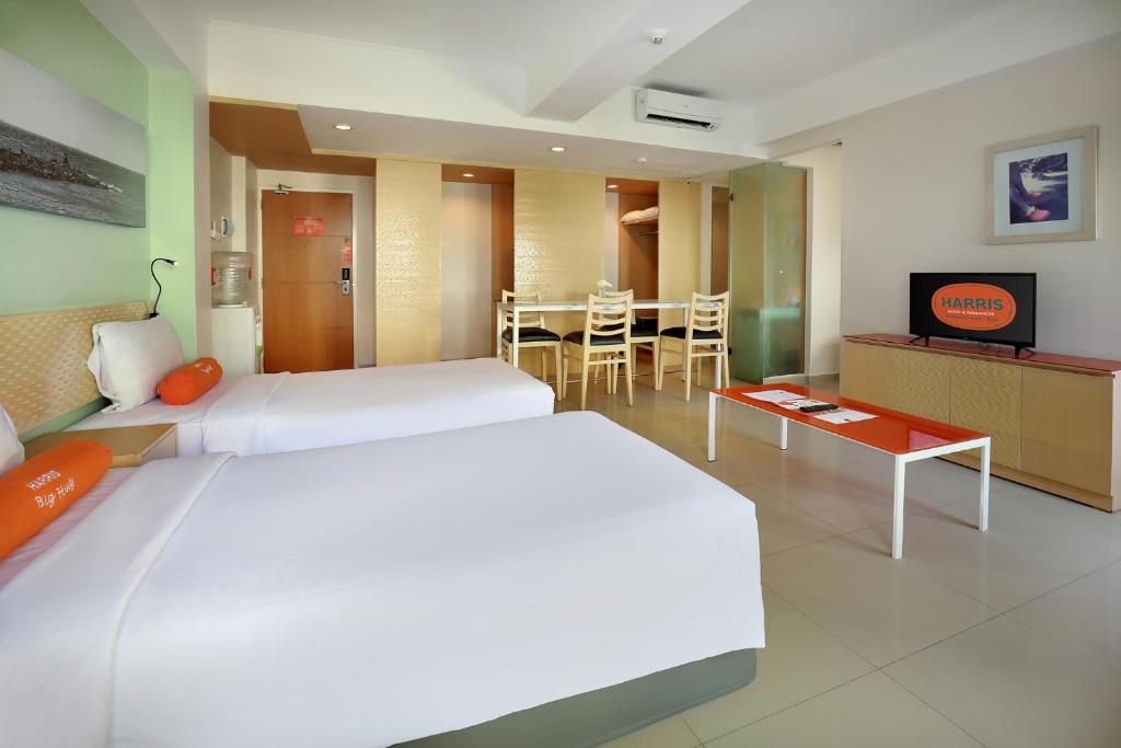 Postel nebo postele na pokoji v ubytování HARRIS Hotel & Residences Riverview Kuta, Bali