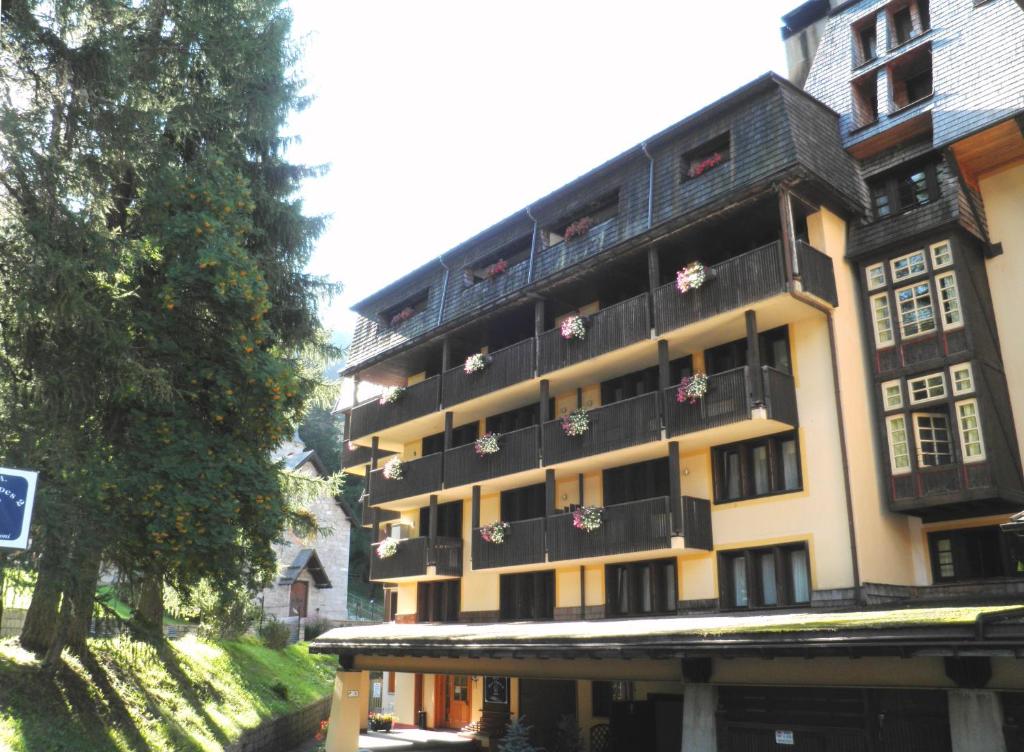 a building with balconies on the side of it at R.T.A. Hotel des Alpes 2 in Madonna di Campiglio