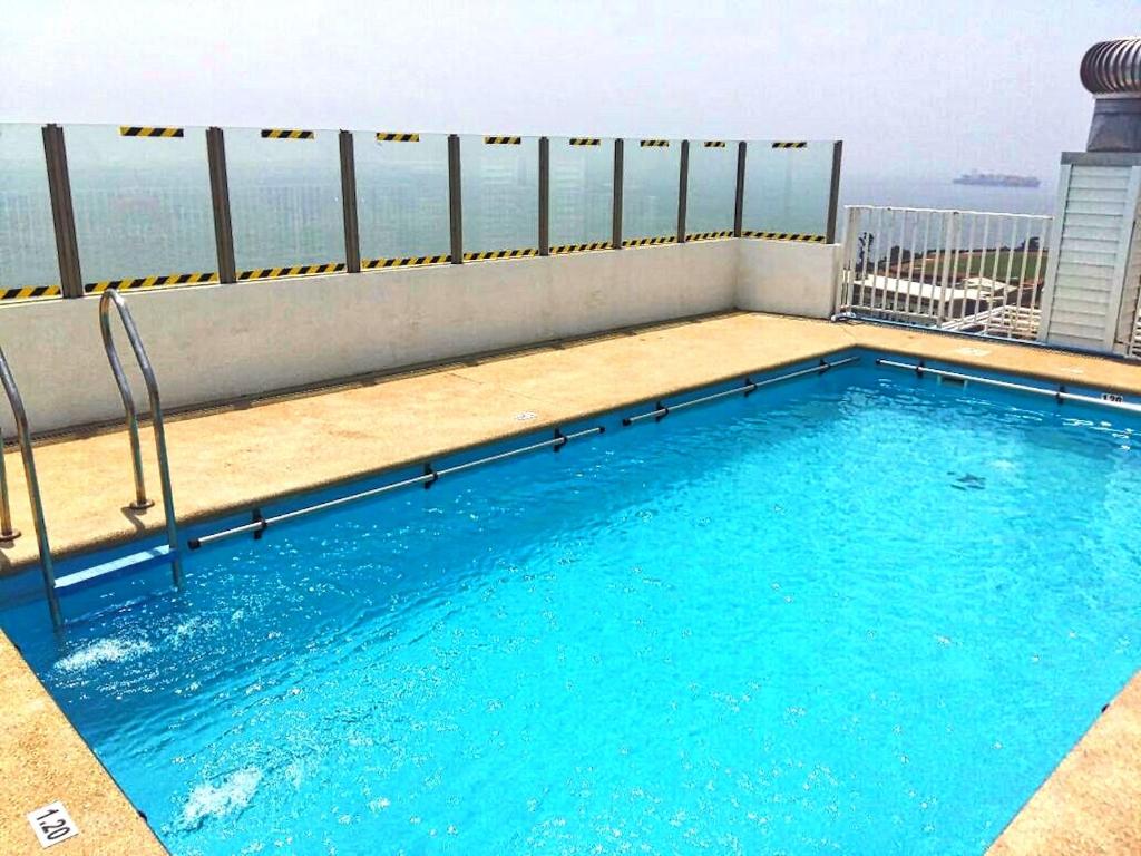 a swimming pool on the roof of a building at Vista Mar Apartment in Valparaíso